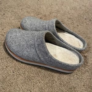 Merrell size 6 slippers